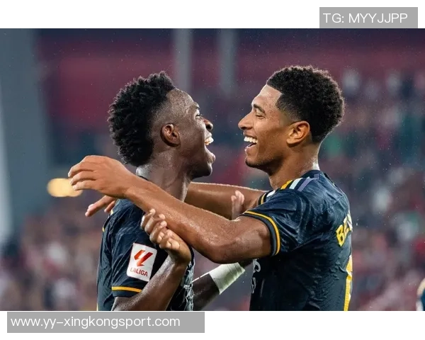 维尼修斯与女友甜蜜互动内马尔点赞称赞这个男孩深深爱着她